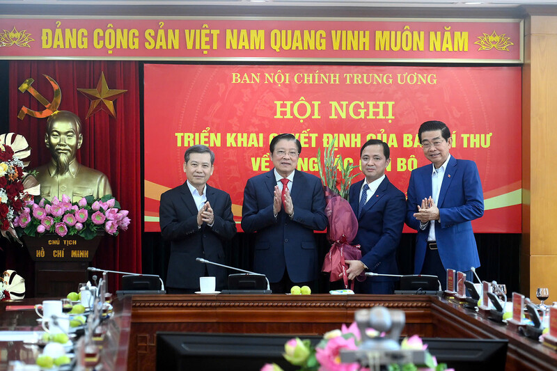 Lãnh đạo Ban Nội chính Trung ương chúc mừng tân Phó trưởng Ban Nội chính Trung ương Nguyễn Xuân Trường (thứ 2 từ phải qua). Ảnh: Đăng Khoa