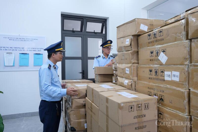 Hàng hoá vi phạm bị lực lượng chức năng thu giữ. Ảnh: Lê Sơn