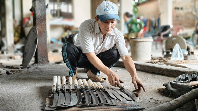 Theo thống kê, mỗi năm làng rèn Minh Khánh sản xuất ra hơn 200.000 sản phẩm kim khí. Ảnh: Nguyễn Dương