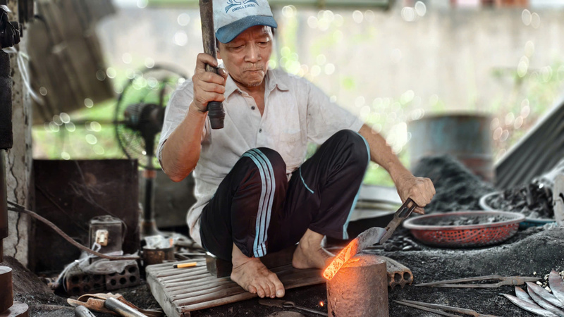 Những nông cụ phục vụ cho mùa màng là những mặt hàng chủ yếu được nhiều người mua. Ảnh: Nguyễn Dương
