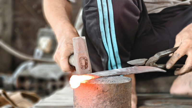 Những sản phẩm được tôi luyện từ lò lửa đỏ rực. Ảnh: Nguyễn Dương