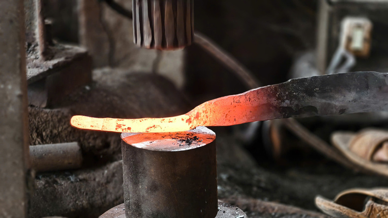 Có gia đình phải làm việc với công suất gấp 2 – 3 lần ngày thường mới kịp tiến độ. Trung bình mỗi ngày, một thợ rèn có thể làm ra khoảng 30 – 35 chiếc dao, rựa các loại. Ảnh: Nguyễn Dương