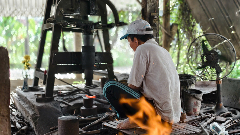 Ông Nhang Văn Thân (45 tuổi) cho biết, những ngày giáp Tết là khoảng thời gian bận rộn nhất của thợ rèn Minh Khánh do số lượng người đặt mua dao, rựa tăng cao. Ảnh: Nguyễn Dương