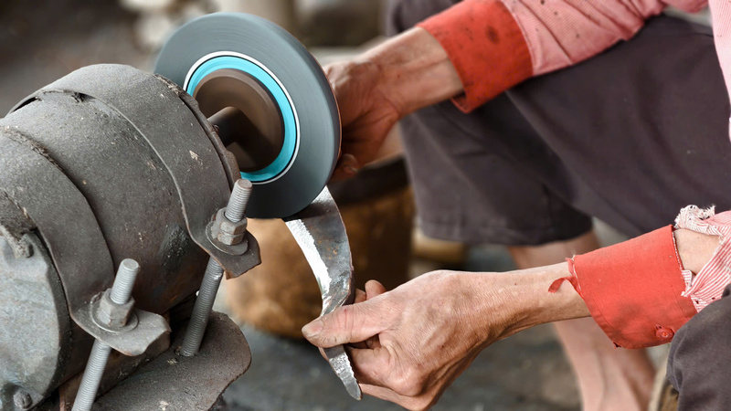 Nhiều hộ trong làng đã đầu tư máy móc như máy dập, máy mài, máy cắt nhằm nâng cao năng suất. Ảnh: Nguyễn Dương