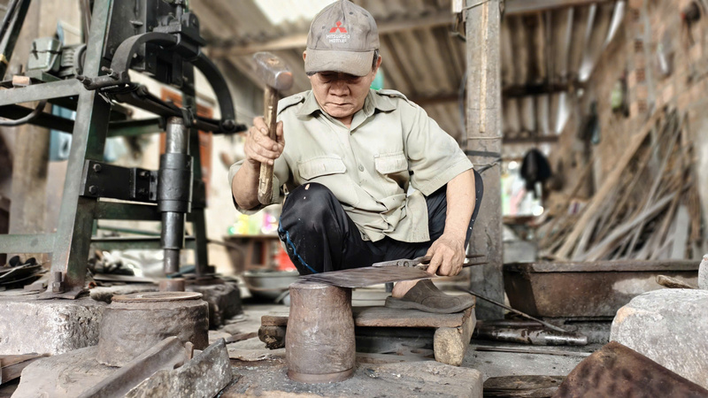 Người thợ phải chịu được cái nóng của lửa, bụi bặm của khói, đồng thời thực hiện nhiều công đoạn tỉ mỉ từ nung sắt, dập, mài đến đóng cán. Ảnh: Nguyễn Dương