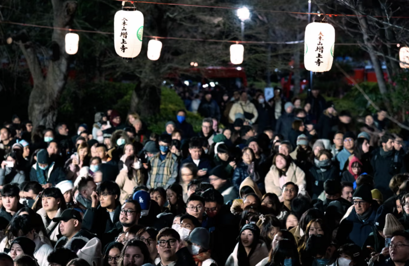 Khách tham quan tập trung đón năm mới tại chùa Phật giáo Zojoji ở Tokyo. Ảnh: Eugene Hoshiko/AP
