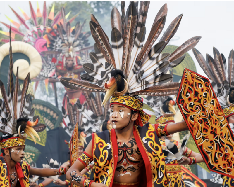 Các vũ công Bali biểu diễn trong một cuộc diễu hành văn hóa nhân dịp đêm giao thừa trên một con đường chính ở Denpasar, Bali, Indonesia. Ảnh: Made Nagi/EPA