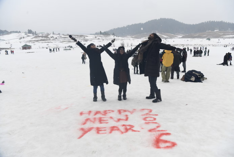 Du khách đang tận hưởng khoảng thời gian vui vẻ tại khu nghỉ dưỡng phủ đầy tuyết ở Gulmarg. Ảnh: Shutterstock