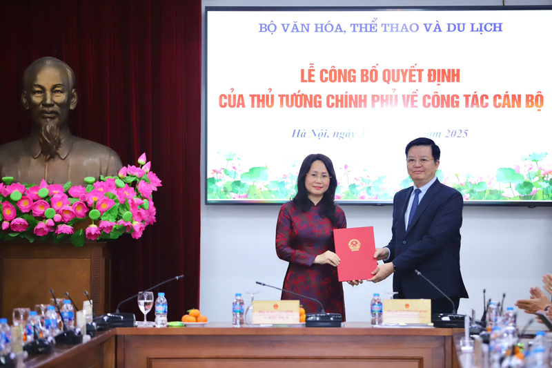 Phó Thủ tướng Mai Văn Chính trao Quyết định của Thủ tướng Chính phủ về việc tiếp nhận, bổ nhiệm đồng chí Lâm Thị Phương Thanh - Phó Chánh Văn phòng Thường trực Văn phòng Trung ương Đảng giữ chức Thứ trưởng Thường trực Bộ Văn hóa, Thể thao và Du lịch. Ảnh: Việt Hùng