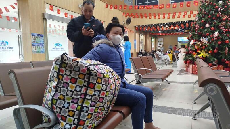 Hành khách chờ xe về quê tại Bến xe Mỹ Đình.