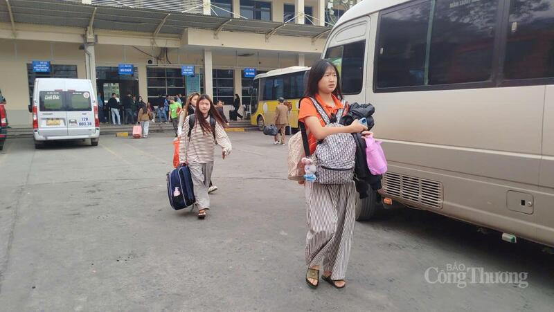 Nhiều khách khách đổ về các bến xe Hà Nội đón xe về quê nghỉ tết Dương lịch 2026.