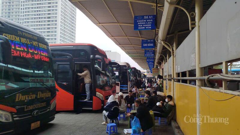 Các bến xe khách Hà Nội tổ chức tăng hàng trăm chuyến xe, phục vụ người dân về quê. Ảnh: Hải Sơn