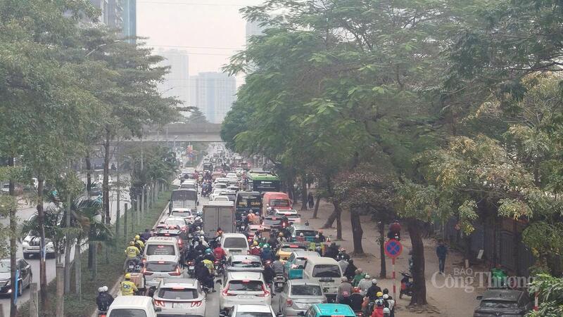 Các tuyến phố ở cửa ngõ Thủ đô trong chiều 31/12 có lưu lượng phương tiện tham gia giao thông khá đông đúc.