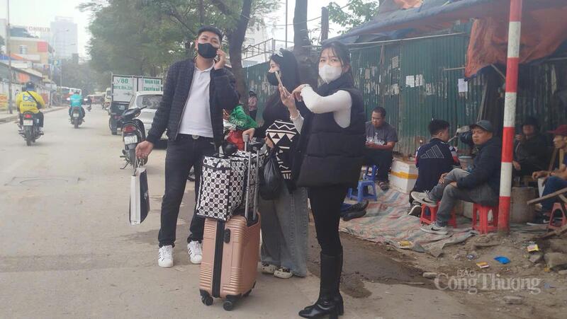 Một số khách chờ xe dọc đường. Ảnh: Hải Sơn