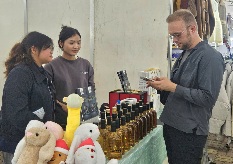 Du khách quốc tế tham quan, trải nghiệm tại Hội chợ hàng hóa người tiêu dùng ưa thích năm 2025.