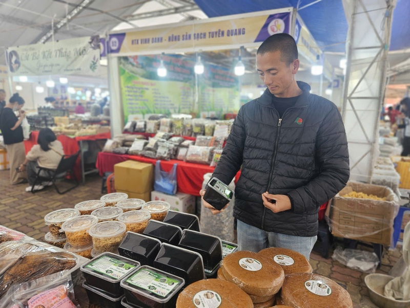 Anh Đỗ Bá Thức - Đống Đa, Hà Nội quan tâm đến sản phẩm OCOP của các tỉnh, thành phố.