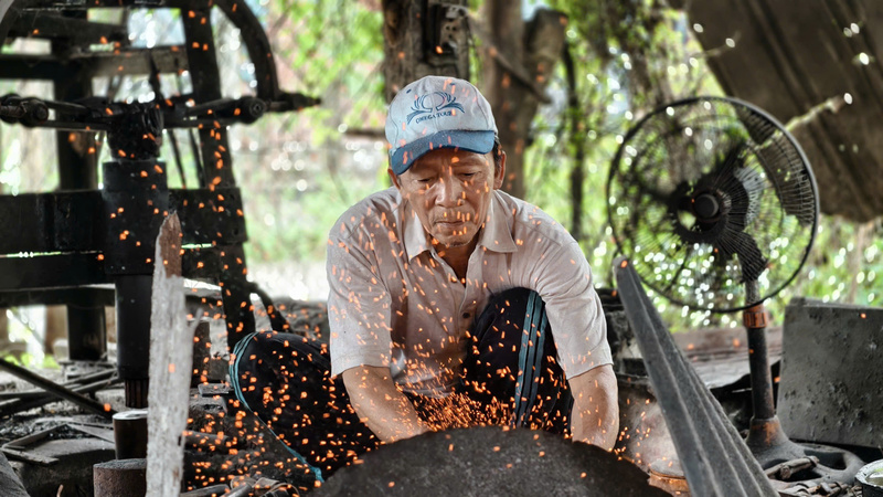 Những ngày cuối năm, làng rèn Minh Khánh lại đỏ rực ánh lửa. Ảnh: Nguyễn Dương