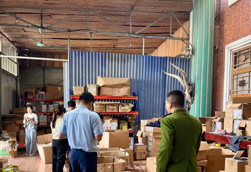 Đội Quản lý thị trường số 1, Chi cục Quản lý thị trường tỉnh Ninh Bình phối hợp cùng Phòng Cảnh sát kinh tế, Công an tỉnh Ninh Bình đã tiến hành kiểm tra đột xuất đối với hộ kinh doanh N.T.Y. Ảnh: Quản lý thị trường Ninh Bình