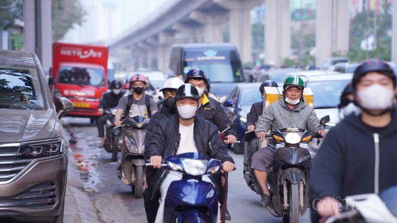 Ghi nhận tại nút giao Khuất Duy Tiến, dòng phương tiện di chuyển khá thông suốt.