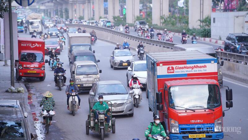 Lưu lượng phương tiện trong ngày làm việc cuối cùng cơ bản ổn định, không xảy ra ùn tắc kéo dài.