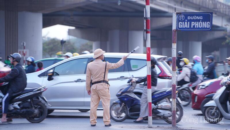 Lực lượng Cảnh sát giao thông chủ động phân luồng, điều tiết, bảo đảm trật tự, an toàn giao thông trong ngày làm việc cuối cùng năm 2025.