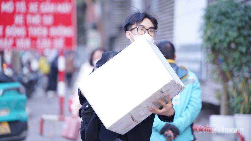 Anh Phạm Hoài Nam (Ninh Bình) cho biết, việc di chuyển về quê năm nay thuận lợi hơn, không còn cảm giác mệt mỏi do ùn tắc giao thông; các lực lượng chức năng, đặc biệt là Cảnh sát giao thông, đã hỗ trợ người dân lưu thông hiệu quả.