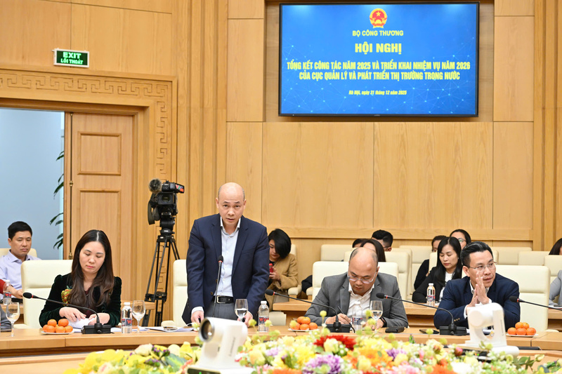 Phó Cục trưởng Cục Đổi mới sáng tạo, Chuyển đổi xanh và Khuyến công Trần Minh, đánh giá cao những kết quả mà Cục Quản lý và Phát triển thị trường trong nước đạt được trong năm 2025. Ảnh: Cấn Dũng.