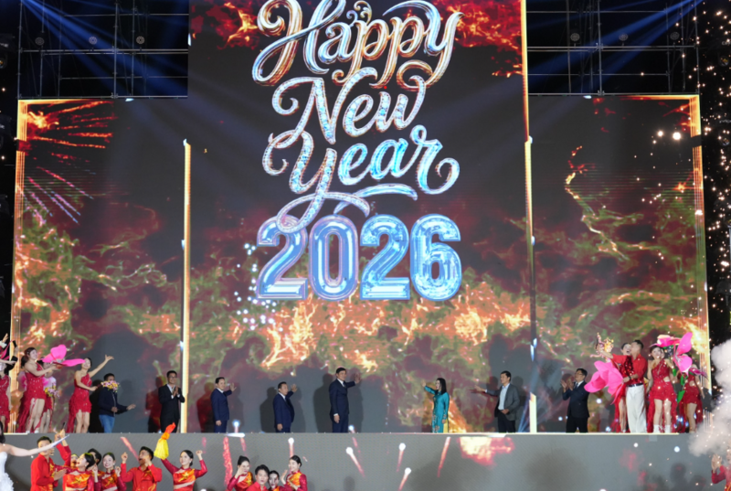 Điểm nhấn của chương trình là nghi thức đếm ngược (Countdown) đầy cảm xúc vào thời khắc giao thừa; đã mở ra kỳ vọng về một năm mới bình an, thịnh vượng và tràn đầy niềm tin về một Nghệ An vươn mình mạnh mẽ trong năm 2026. Ảnh: Thành Chung