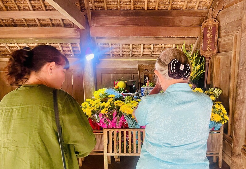 Người dân thành kính dâng hoa, dâng hương lên bàn thờ gia đình Bác. Ảnh: Bảo Tuấn