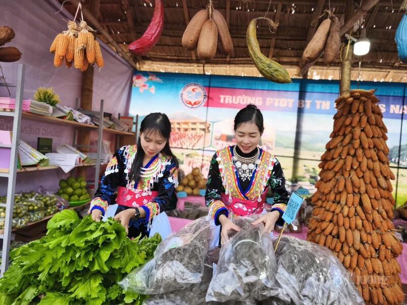 Tại các lễ hội, hoạt động trưng bày, giới thiệu sản phẩm văn hóa – du lịch, OCOP, sản phẩm nông nghiệp tiêu biểu của tỉnh Điện Biên thu hút du khách.