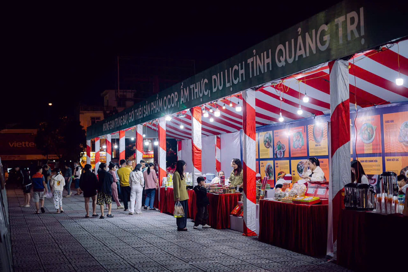 Các gian hàng giới thiệu ẩm thực tại phường Nam Đông Hà - Quảng Trị (Ảnh: Hoàng Bùi)