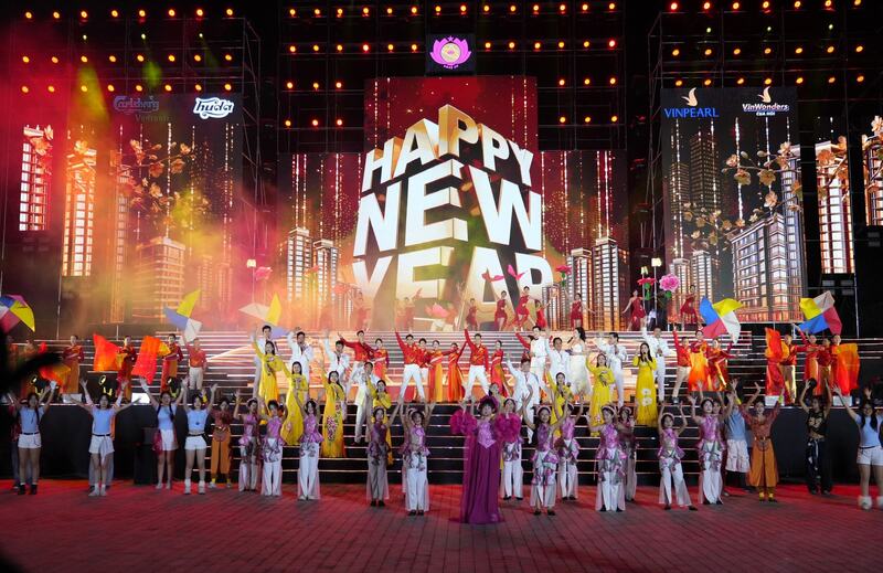 Chương trình được dàn dựng công phu với quy mô lớn, nội dung đặc sắc, quy tụ nhiều nghệ sĩ tên tuổi đã mang đến không khí vui tươi, sôi động, lan tỏa những thông điệp tích cực và khơi dậy khát vọng vươn lên của quê hương Nghệ An trong thời khắc chuyển giao năm mới. Ảnh: Thành Chung