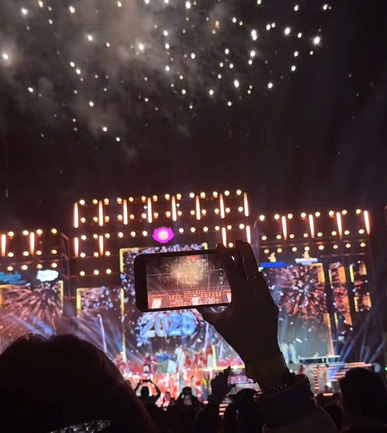 Người dân ghi lại khoảnh khắc chuyển giao năm mới. Ảnh: Mai Liễu