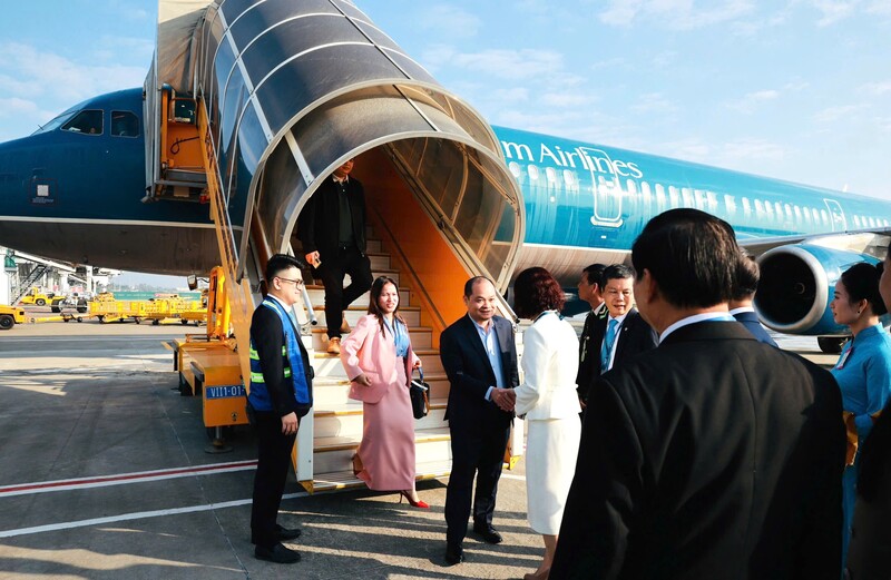 Trong ngày đầu năm mới, Sở Văn hóa, Thể thao và Du lịch Nghệ An phối hợp với Tổng công ty Hàng không Việt Nam, Cảng hàng không quốc tế Vinh và Cảng vụ hàng không Vinh tổ chức đón chuyến bay cùng những du khách đầu tiên đến Nghệ An trong năm mới, đánh dấu khởi động hoạt động du lịch của địa phương trong năm 2026. Ảnh: Mai Liễu