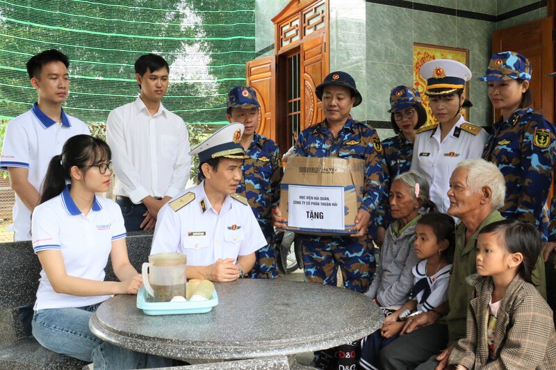 Chính ủy Học viện Hải quân trực tiếp thăm hỏi và tặng quà cho các gia đình chính sách, người có công với cách mạng bị ảnh hưởng đợt mưa lũ.