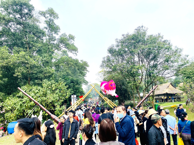 Đông đảo du khách tới thăm quan, trải nghiệm văn hóa tại phiên chợ vùng cao. Ảnh: Kim Yến