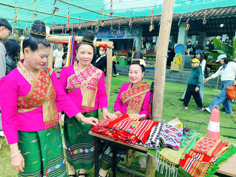 Đồng bào dân tộc trình diễn nghề thủ công truyền thống. Ảnh: Kim Yến