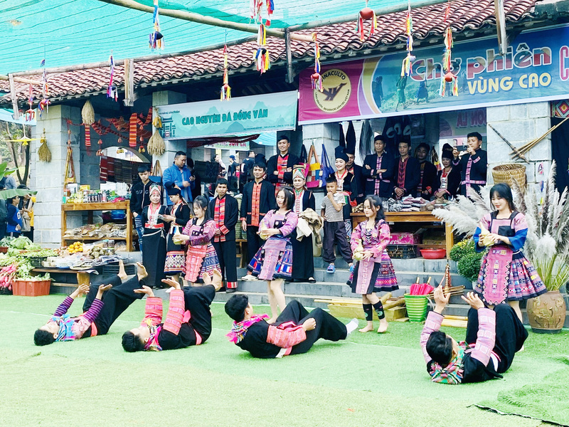 Trình diễn dân ca, dân vũ, trò chơi dân gian tại Làng Văn hóa - Du lịch các dân tộc Việt Nam. Ảnh: Kim Yến