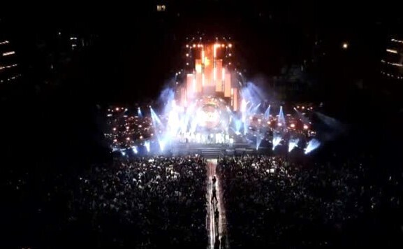 Quảng trường ánh sáng của Khu đô thị Eco Central Park Vinh sôi động với chương trình âm nhạc, vui chơi cùng sự tham gia của hàng nghìn người dân. Ảnh: Mai Liễu