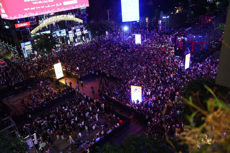 Tuyến phố trung tâm TP. Hồ Chí Minh đông kín người từ trước giao thừa. Ảnh: VnExpress.