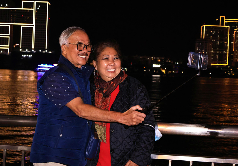 Nhiều gia đình tranh thủ ghi lại khoảnh khắc kỷ niệm cùng nhau trong những giây phút đầu năm 2026. Ảnh: Diễm Phúc