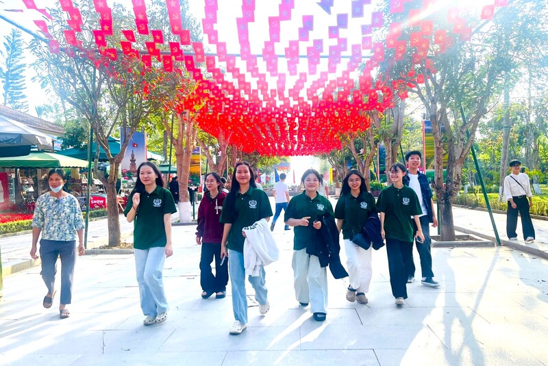 Rất đông bạn trẻ đã về tham quan Khu di tích Kim Liên, dâng hương tưởng nhớ Chủ tịch Hồ Chí Minh. Ảnh: Bảo Tuấn