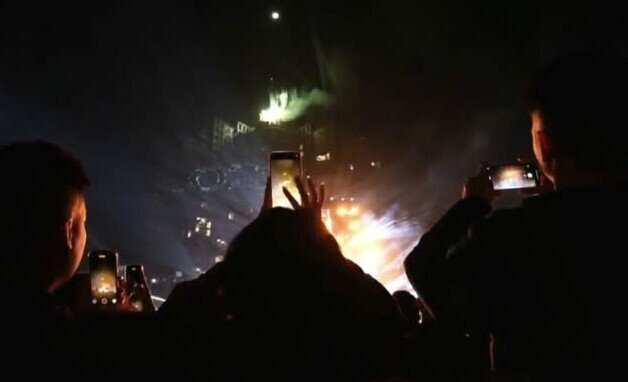 Pháo hoa được bắn trên toà chung cư cao nhất Khu đô thị Eco Central Park Vinh. Ảnh: Mai Liễu