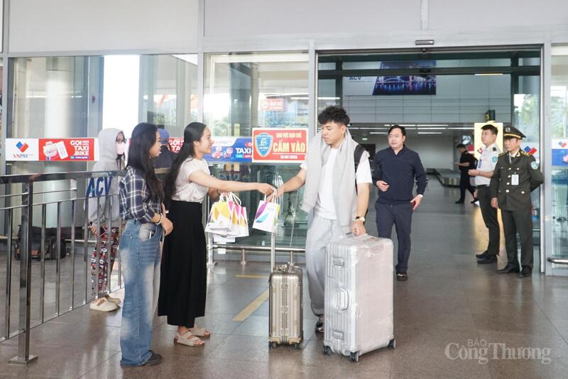 Những du khách đầu tiên đến với thành phố trong năm mới được tặng hoa, quà lưu niệm.