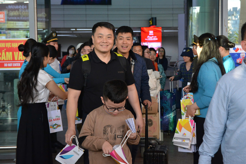 Tặng quà cho toàn bộ 182 du khách trên chuyến bay. Ảnh: Ngọc Thảo