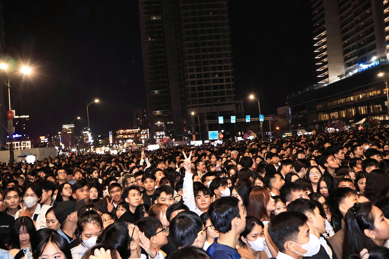 "Biển người" đổ về Công viên Biển Đông tham gia chương trình nghệ thuật Countdown – Chào đón năm mới 2026. Ảnh Diễm Phúc