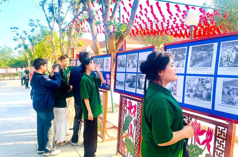 Dịp này, Khu di tích Kim Liên trưng bày chuyên đề "Việt Nam - 80 năm những trang sử vàng" và "Đại hội Đảng toàn quốc lần thứ XIV". Ảnh: Bảo Tuấn