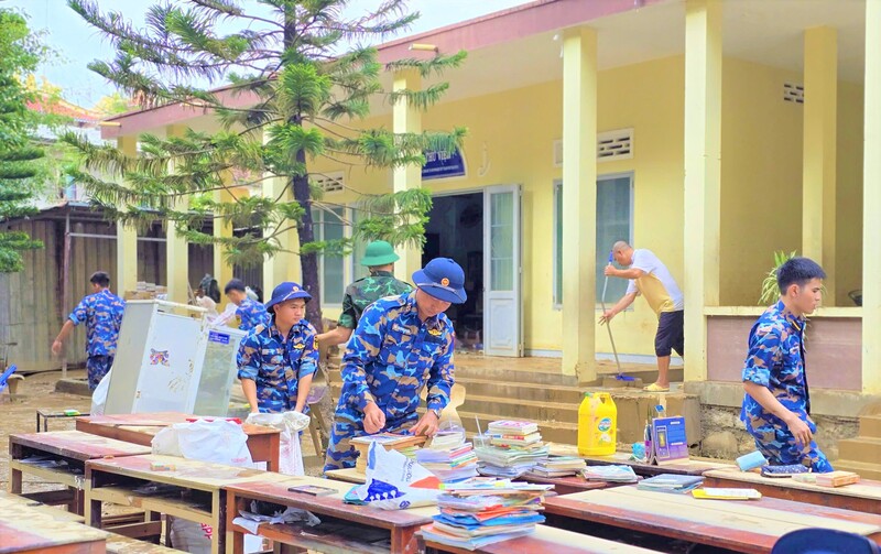 Cán bộ, học viên, Học viện Hải quân giúp các trường học khắc phục hậu quả sau mưa lũ.