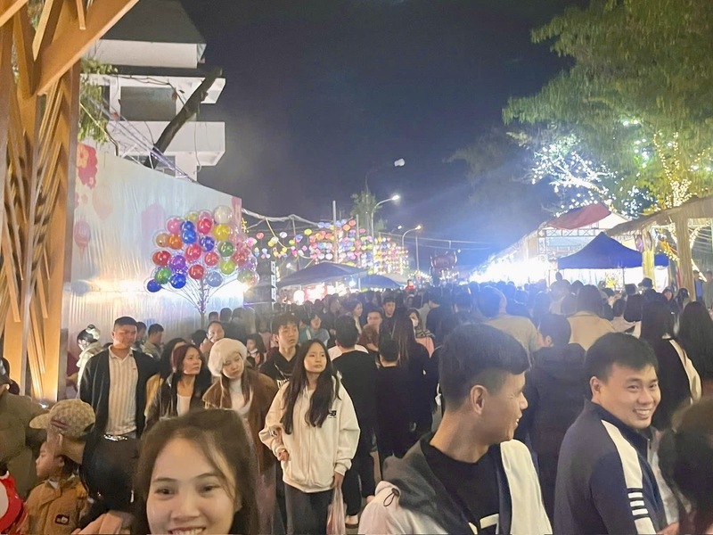 Phố đi bộ tấp nập người dân và du khách. Ảnh: CTV