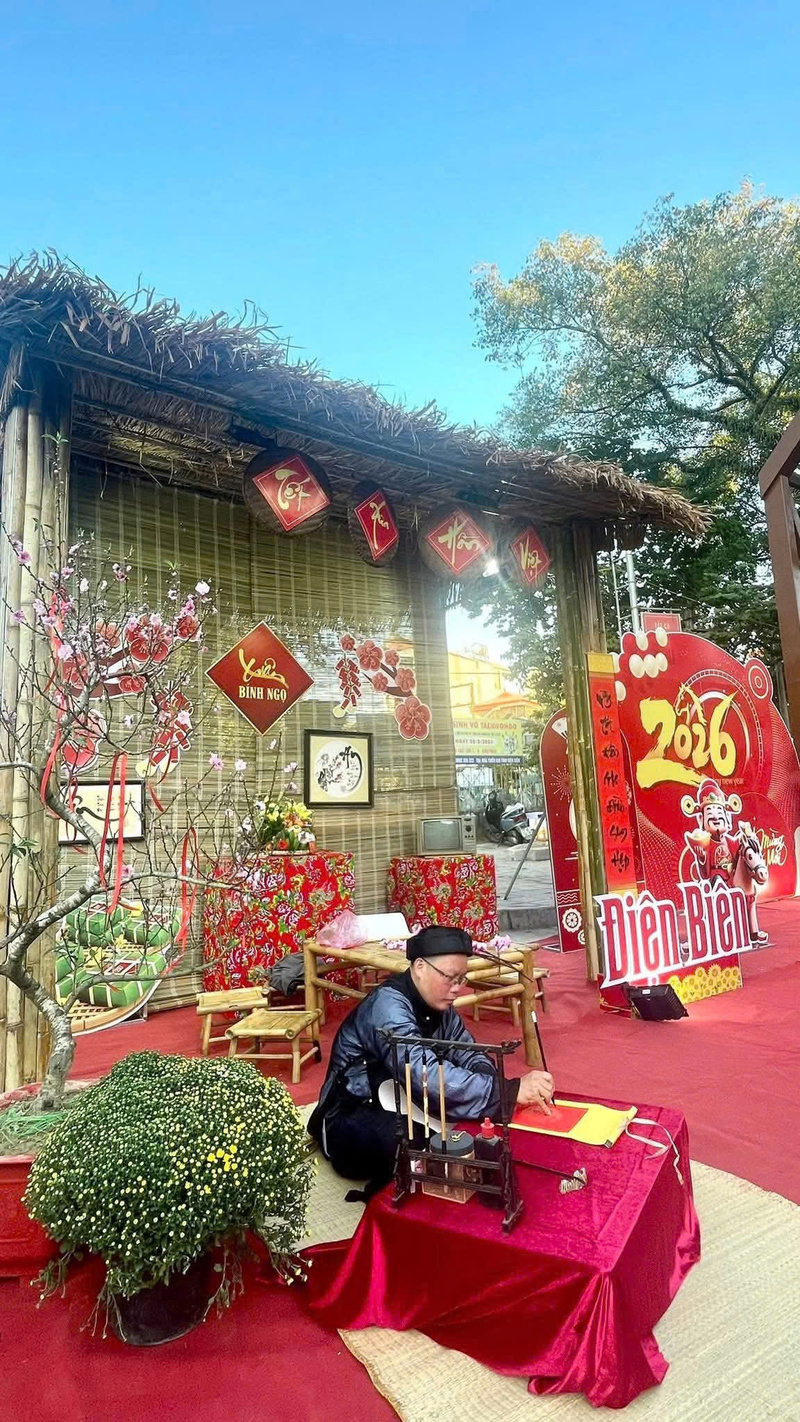 Nét đẹp xin chữ và khai bút đầu xuân trong sáng 1/1/2026. Ảnh CTV